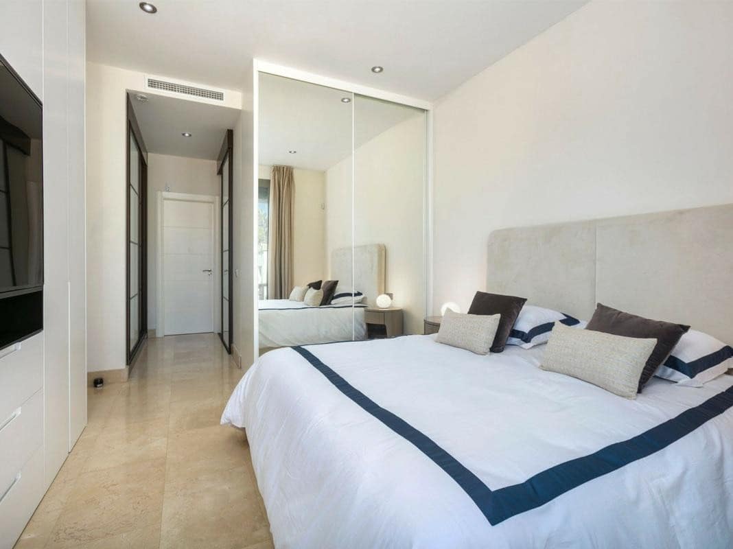 5 bedroom Villa for sale in La Quinta with pool garage - € 2,150,000 (Ref: 9272041)