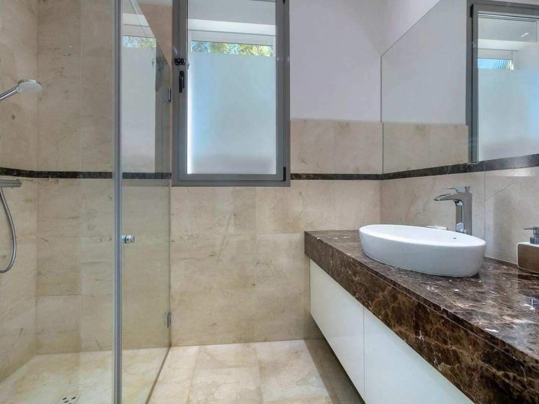 5 bedroom Villa for sale in La Quinta with pool garage - € 2,150,000 (Ref: 9272041)