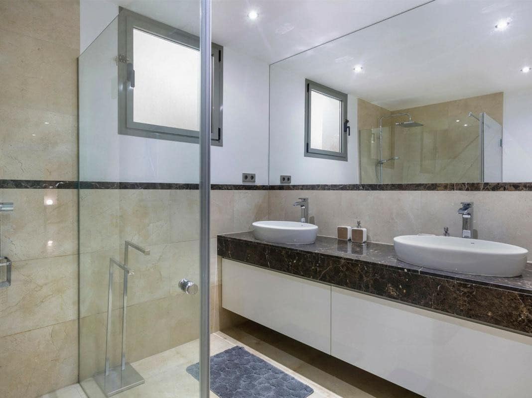 5 bedroom Villa for sale in La Quinta with pool garage - € 2,150,000 (Ref: 9272041)