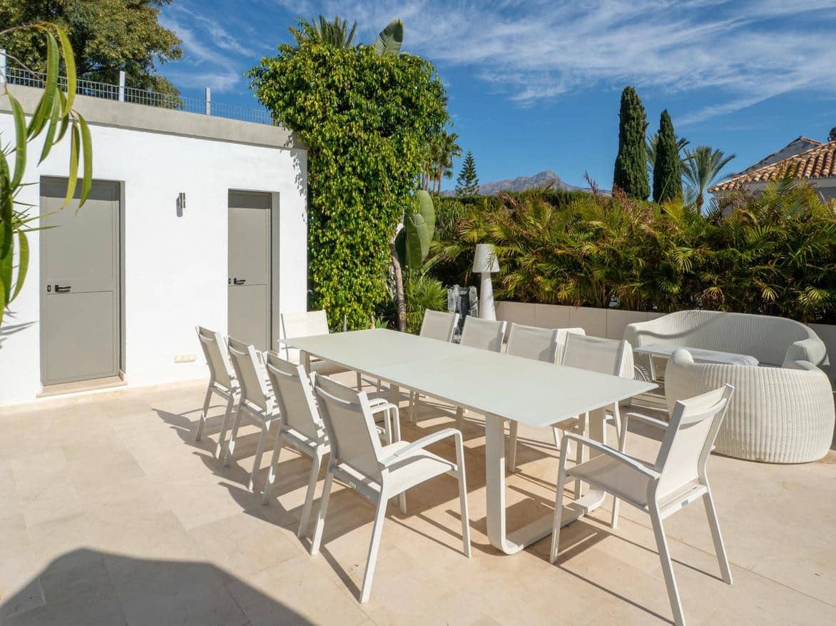 5 bedroom Villa for sale in La Quinta with pool garage - € 2,150,000 (Ref: 9272041)