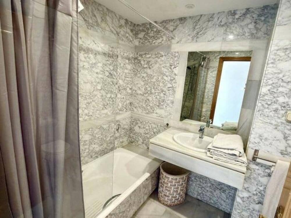 4 bedroom Apartment for rent in Puerto Banus with pool garage - € 4,500 (Ref: 9280724)