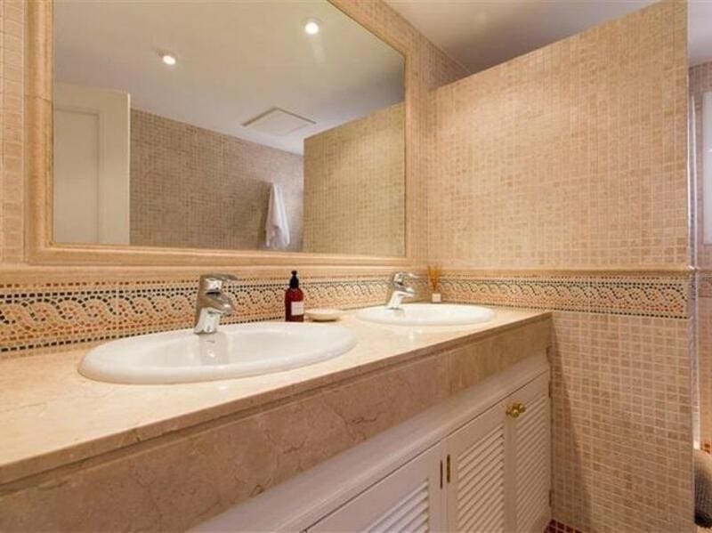 3 soveværelse Lejlighed til leje i Marbella med swimmingpool garage - € 2.500 (Ref: 9285660)