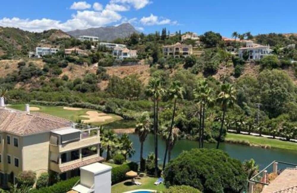 4 soveværelse Penthouse til leje i Los Arqueros med swimmingpool garage - € 4.000 (Ref: 9296605)