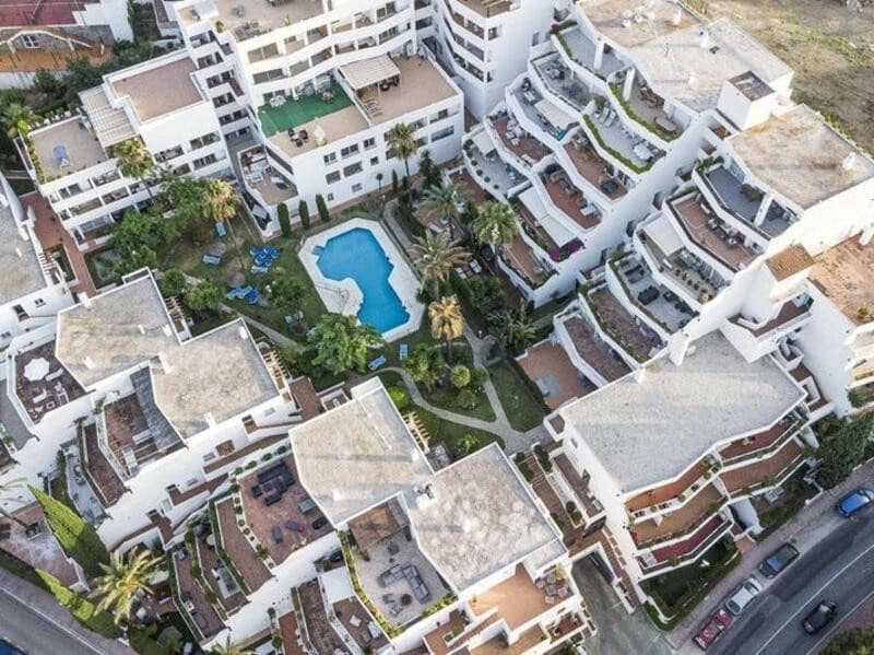 2 soverom Leilighet til leie i Marbella med svømmebasseng garasje - € 2 700 (Ref: 9296607)