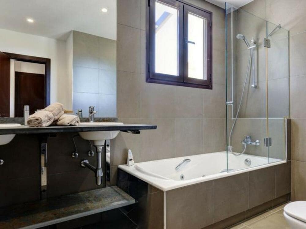 4 soveværelse Semi-Rækkehus til leje i Estepona med swimmingpool - € 4.000 (Ref: 9303022)