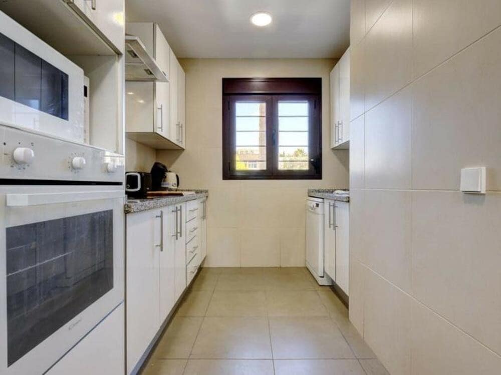 4 soveværelse Semi-Rækkehus til leje i Estepona med swimmingpool - € 4.000 (Ref: 9303022)