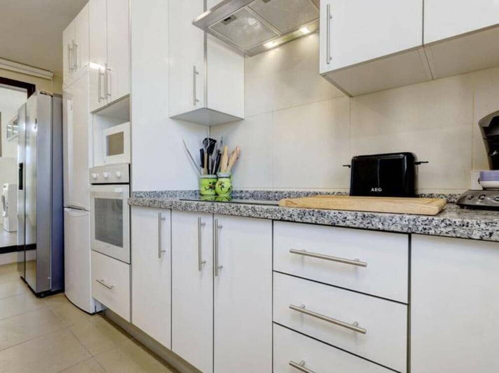 4 soveværelse Semi-Rækkehus til leje i Estepona med swimmingpool - € 4.000 (Ref: 9303022)