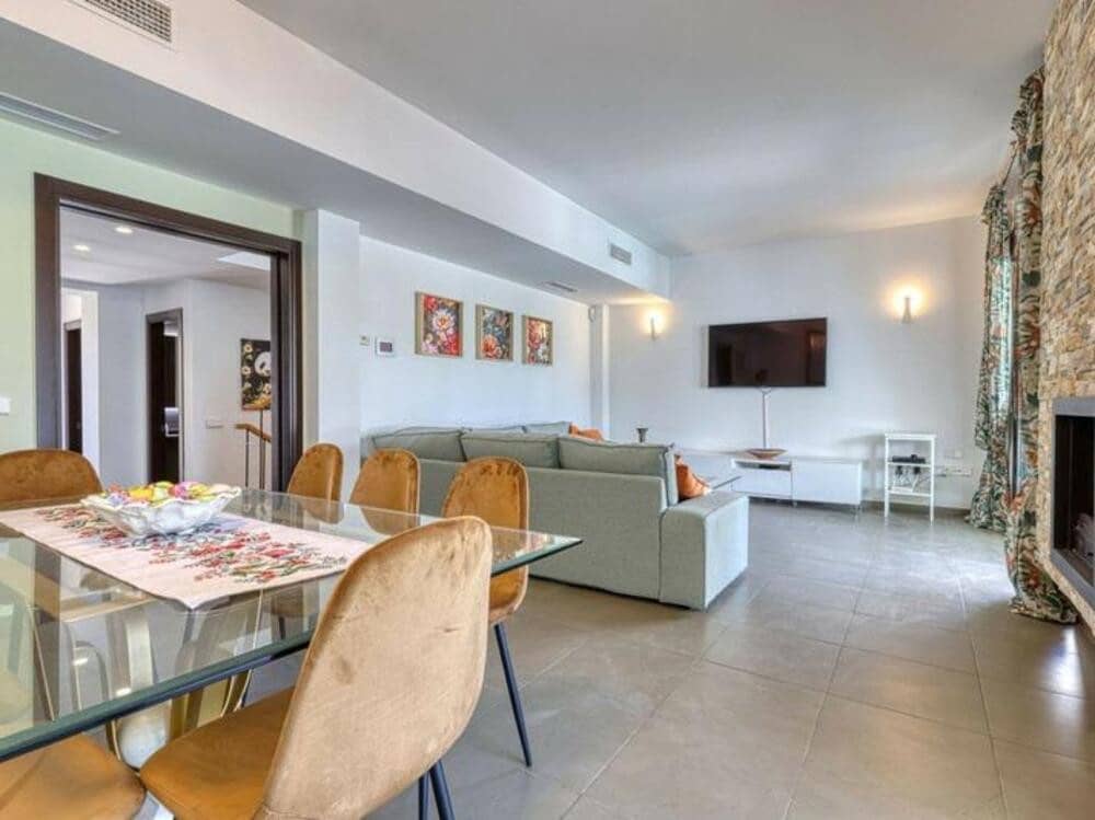 4 soveværelse Semi-Rækkehus til leje i Estepona med swimmingpool - € 4.000 (Ref: 9303022)