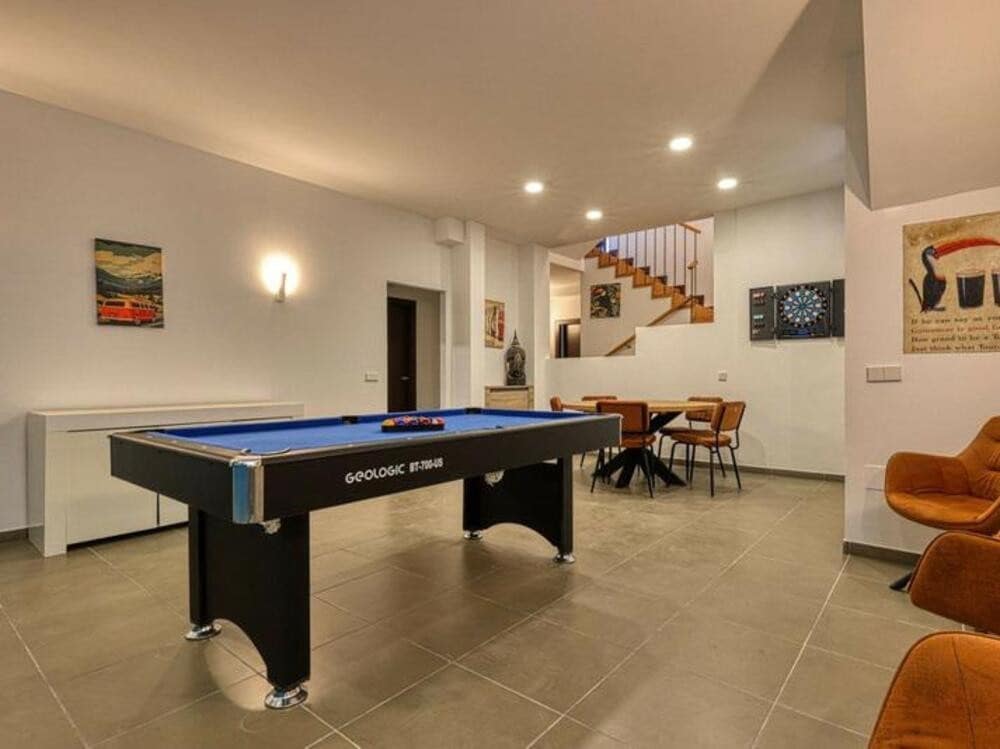 4 soveværelse Semi-Rækkehus til leje i Estepona med swimmingpool - € 4.000 (Ref: 9303022)