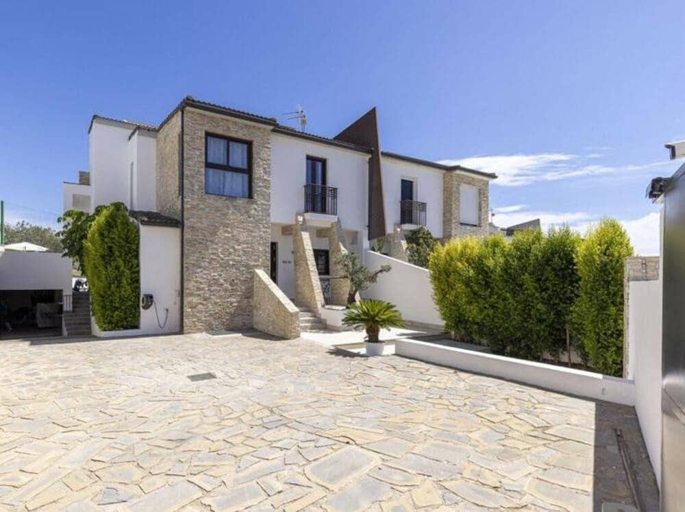 4 soveværelse Semi-Rækkehus til leje i Estepona med swimmingpool - € 4.000 (Ref: 9303022)