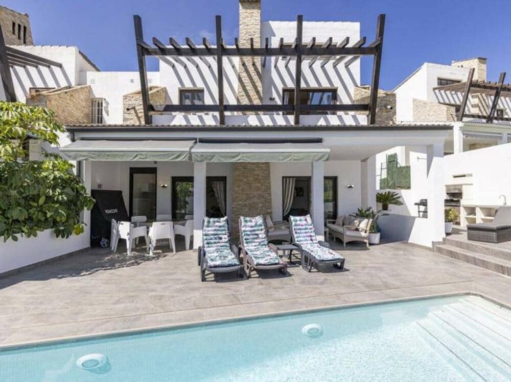 4 soveværelse Semi-Rækkehus til leje i Estepona med swimmingpool - € 4.000 (Ref: 9303022)
