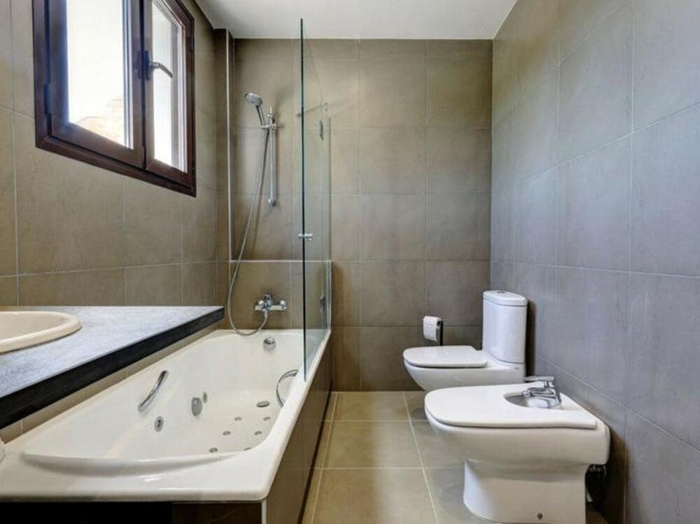 4 soveværelse Semi-Rækkehus til leje i Estepona med swimmingpool - € 4.000 (Ref: 9303022)