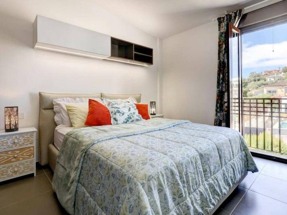 4 soveværelse Semi-Rækkehus til leje i Estepona med swimmingpool - € 4.000 (Ref: 9303022)