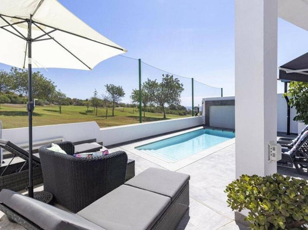 4 soveværelse Semi-Rækkehus til leje i Estepona med swimmingpool - € 4.000 (Ref: 9303022)