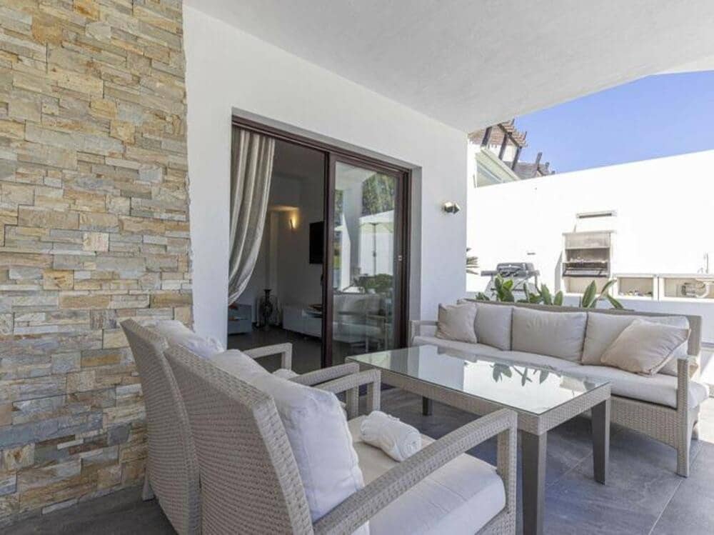 4 soveværelse Semi-Rækkehus til leje i Estepona med swimmingpool - € 4.000 (Ref: 9303022)