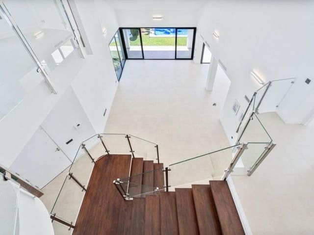 4 makuuhuone Huvila myytävänä paikassa San Pedro de Alcántara Pueblo, Marbella mukana uima-altaan 
autotalli - 2 650 000 € (Ref: 9303024)