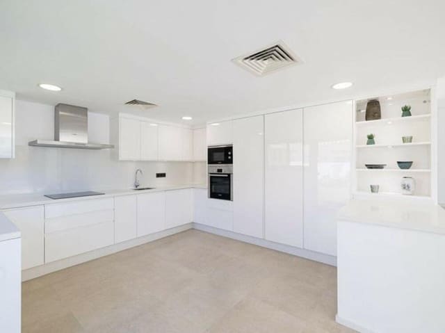 4 makuuhuone Huvila myytävänä paikassa San Pedro de Alcántara Pueblo, Marbella mukana uima-altaan 
autotalli - 2 650 000 € (Ref: 9303024)
