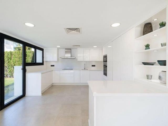 4 makuuhuone Huvila myytävänä paikassa San Pedro de Alcántara Pueblo, Marbella mukana uima-altaan 
autotalli - 2 650 000 € (Ref: 9303024)