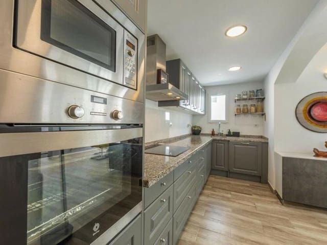 3 quarto Moradia para venda em Bahía Dorada, Estepona com piscina garagem - 750 000 € (Ref: 9303026)