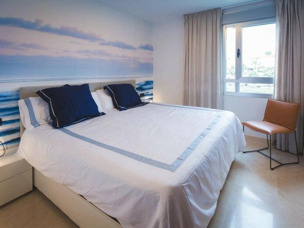 3 quarto Penthouse para arrendar em Estepona com piscina garagem - 4 000 € (Ref: 9310412)