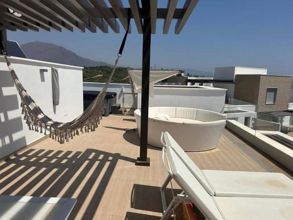3 quarto Penthouse para arrendar em Estepona com piscina garagem - 4 000 € (Ref: 9310412)