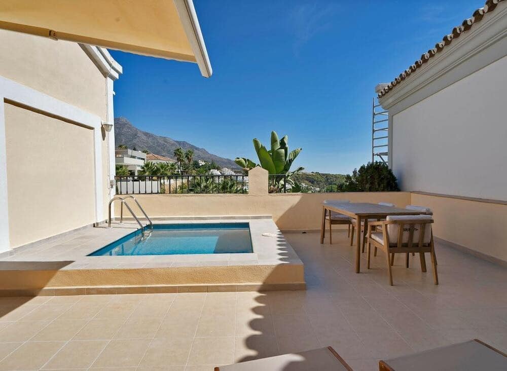 5 soveværelse Byhus til leje i Marbella med swimmingpool garage - € 6.900 (Ref: 9317150)