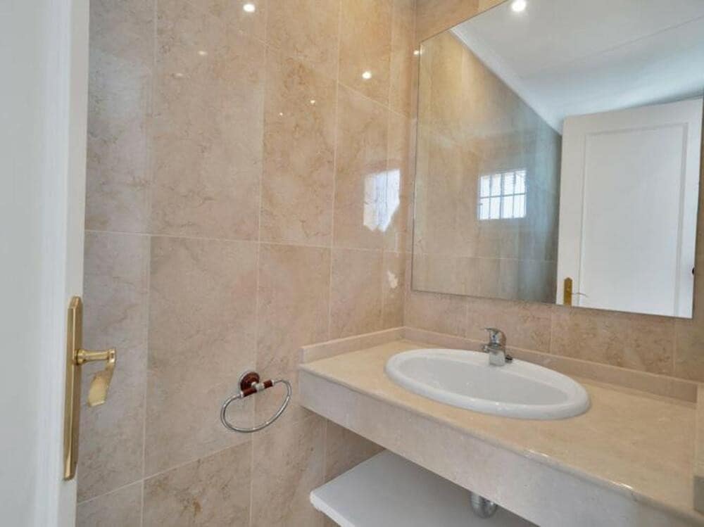 5 soveværelse Byhus til leje i Marbella med swimmingpool garage - € 6.900 (Ref: 9317150)