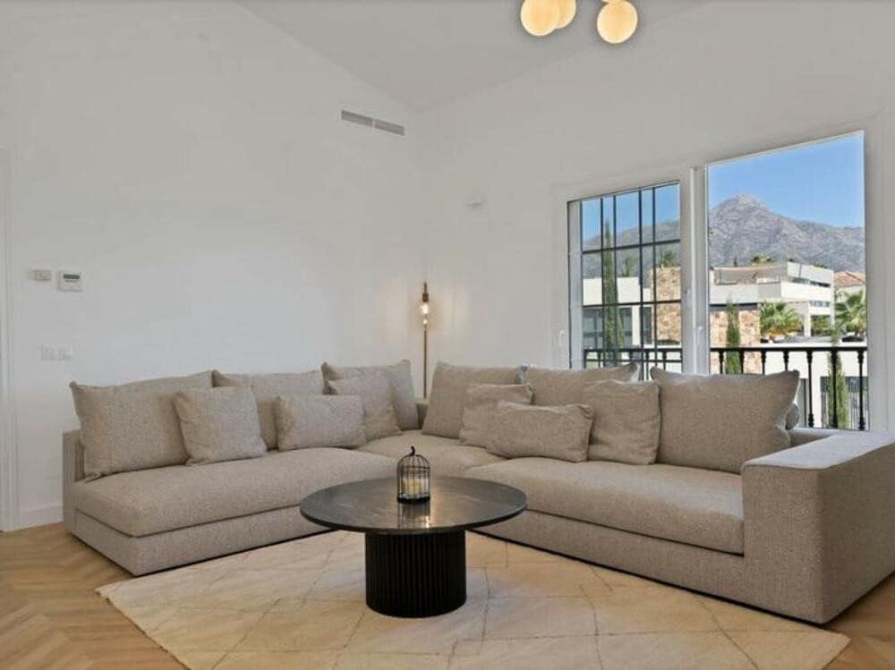 5 bedroom Townhouse for rent in Marbella with pool garage - € 6,900 (Ref: 9317150)