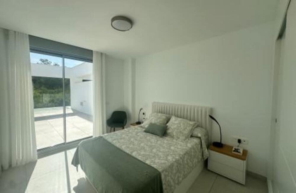 3 bedroom Penthouse for rent in Marbella with pool garage - € 2,800 (Ref: 9334346)