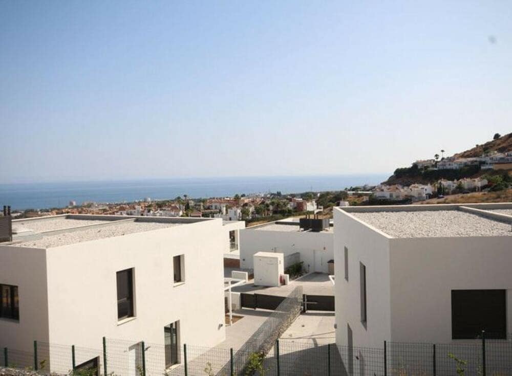 3 chambre Villa/Maison Semi-Mitoyenne à vendre à Riviera del Sol avec piscine garage - 605 000 € (Ref: 9337478)
