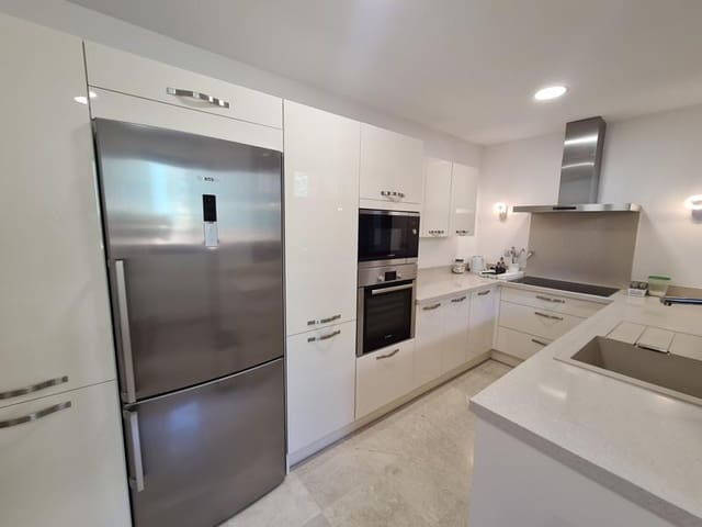 Maison de Ville de 4 chambres à louer à El Paraíso, Benahavís avec piscine garage - 4 000 € (Ref: 9344190)