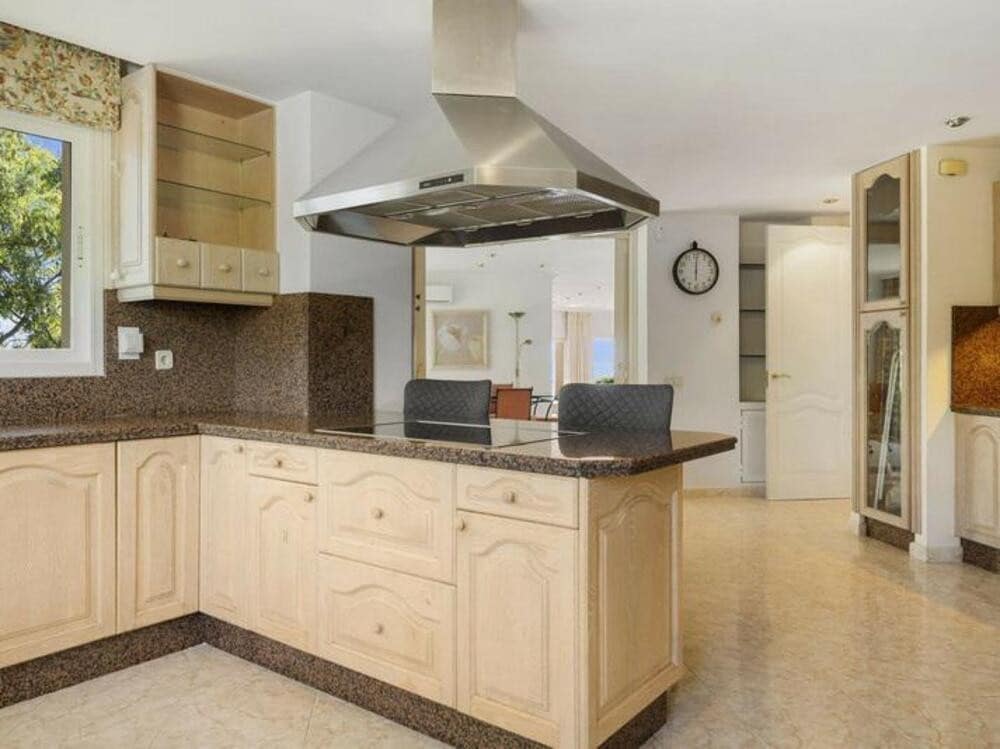 Chalet de 5 habitaciones en Marbella en venta con piscina garaje - 1.995.000 € (Ref: 9346639)