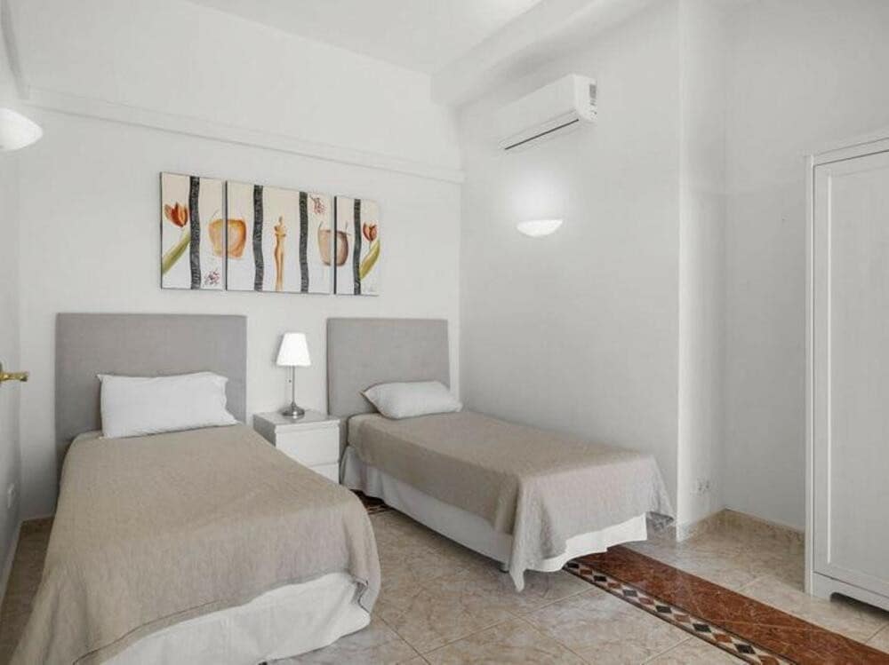 Chalet de 5 habitaciones en Marbella en venta con piscina garaje - 1.995.000 € (Ref: 9346639)