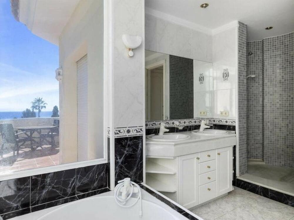 Chalet de 5 habitaciones en Marbella en venta con piscina garaje - 1.995.000 € (Ref: 9346639)