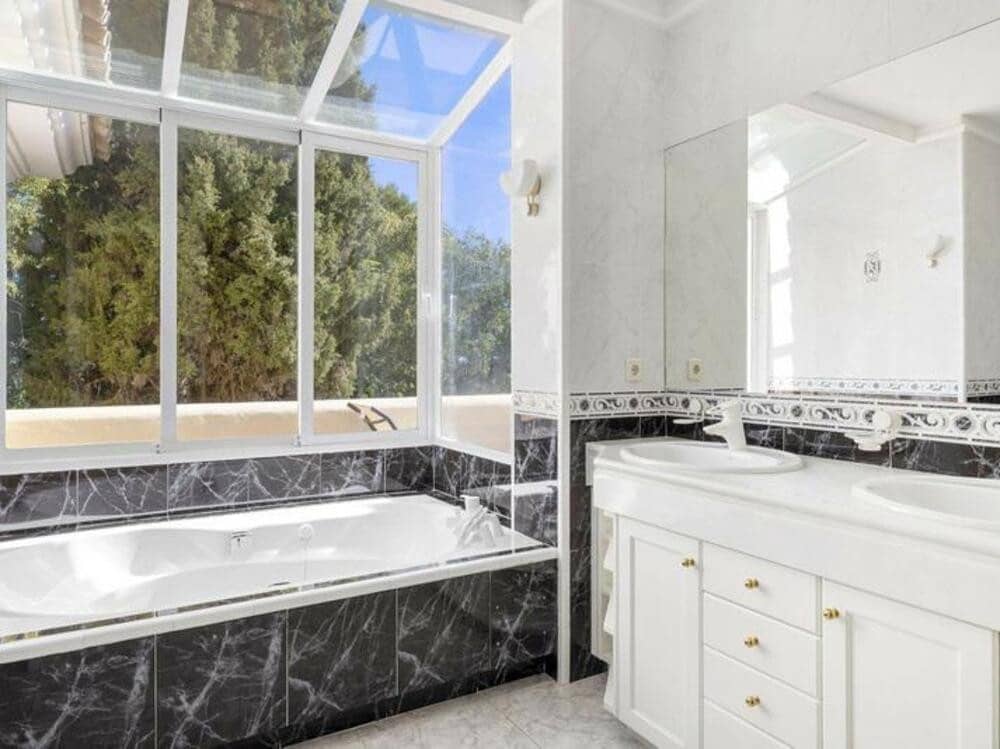 Chalet de 5 habitaciones en Marbella en venta con piscina garaje - 1.995.000 € (Ref: 9346639)