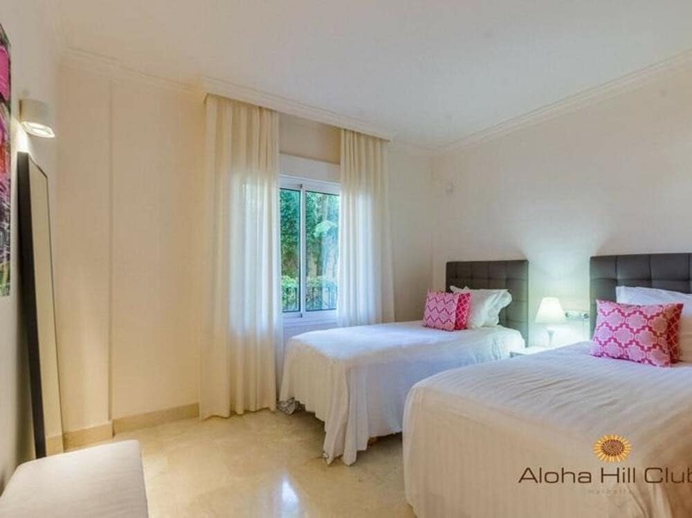 2 soveværelse Lejlighed til salg i Nueva Andalucia med swimmingpool garage - € 495.000 (Ref: 9355346)