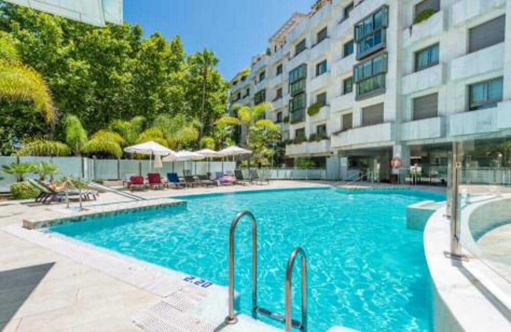 Appartement de 3 chambres à louer à Marbella avec piscine garage - 3 500 € (Ref: 9357958)