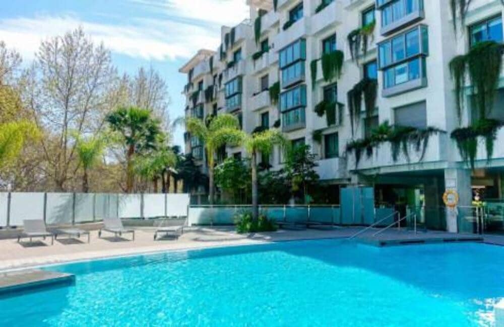 Appartement de 3 chambres à louer à Marbella avec piscine garage - 3 500 € (Ref: 9357958)