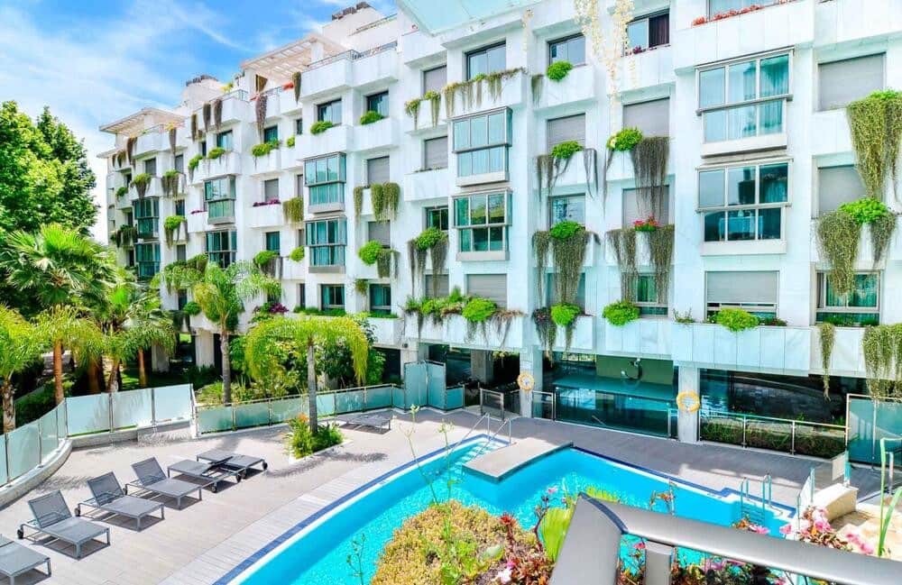 Appartement de 3 chambres à louer à Marbella avec piscine garage - 3 500 € (Ref: 9357958)