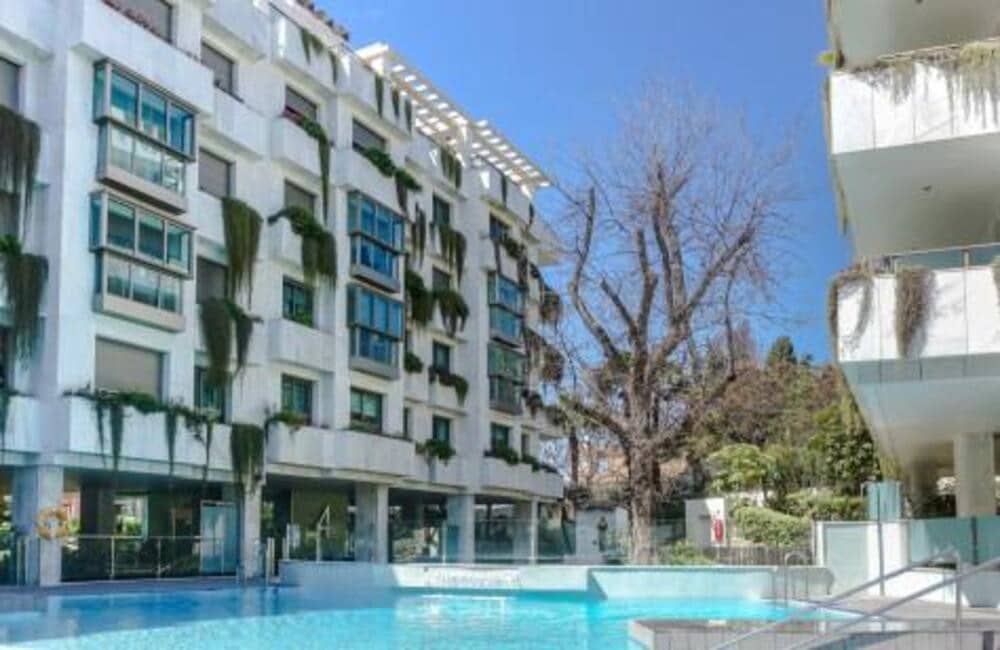 Appartement de 3 chambres à louer à Marbella avec piscine garage - 3 500 € (Ref: 9357958)