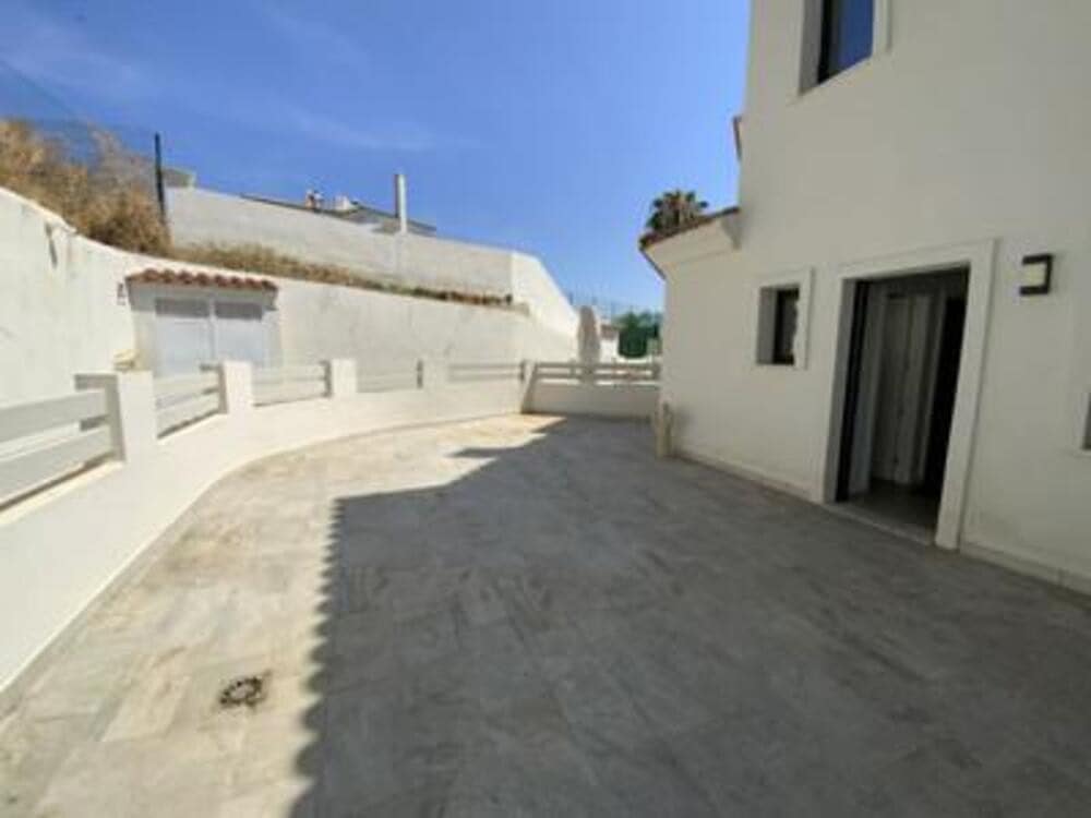 3 makuuhuone Omakotitalo vuokrattavana paikassa El Paraiso mukana uima-altaan 
autotalli - 2 850 € (Ref: 9361770)