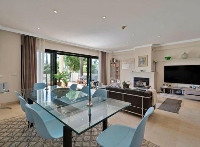 3 quarto Casa em Banda para venda em Nueva Atalaya, Estepona com piscina garagem - 699 000 € (Ref: 9361772)