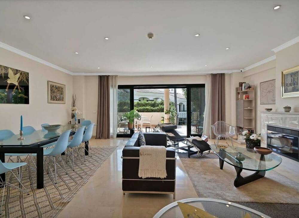 3 quarto Casa em Banda para venda em Estepona com piscina garagem - 699 000 € (Ref: 9361772)