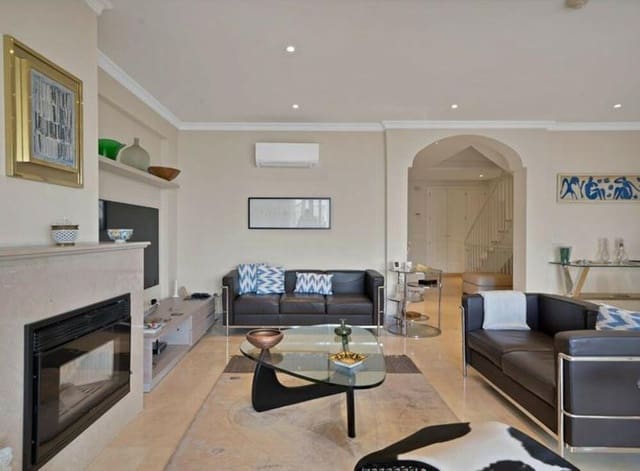 3 quarto Casa em Banda para venda em Nueva Atalaya, Estepona com piscina garagem - 699 000 € (Ref: 9361772)