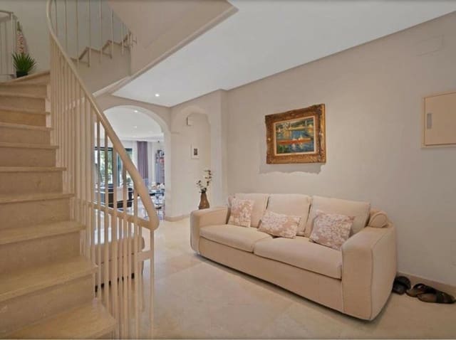 3 quarto Casa em Banda para venda em Nueva Atalaya, Estepona com piscina garagem - 699 000 € (Ref: 9361772)