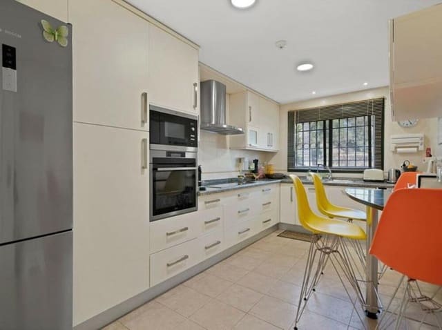 3 quarto Casa em Banda para venda em Nueva Atalaya, Estepona com piscina garagem - 699 000 € (Ref: 9361772)