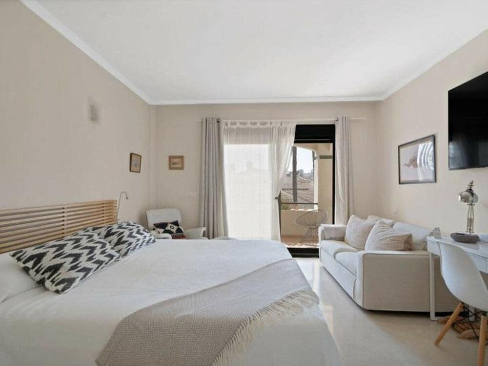 3 quarto Casa em Banda para venda em Estepona com piscina garagem - 699 000 € (Ref: 9361772)