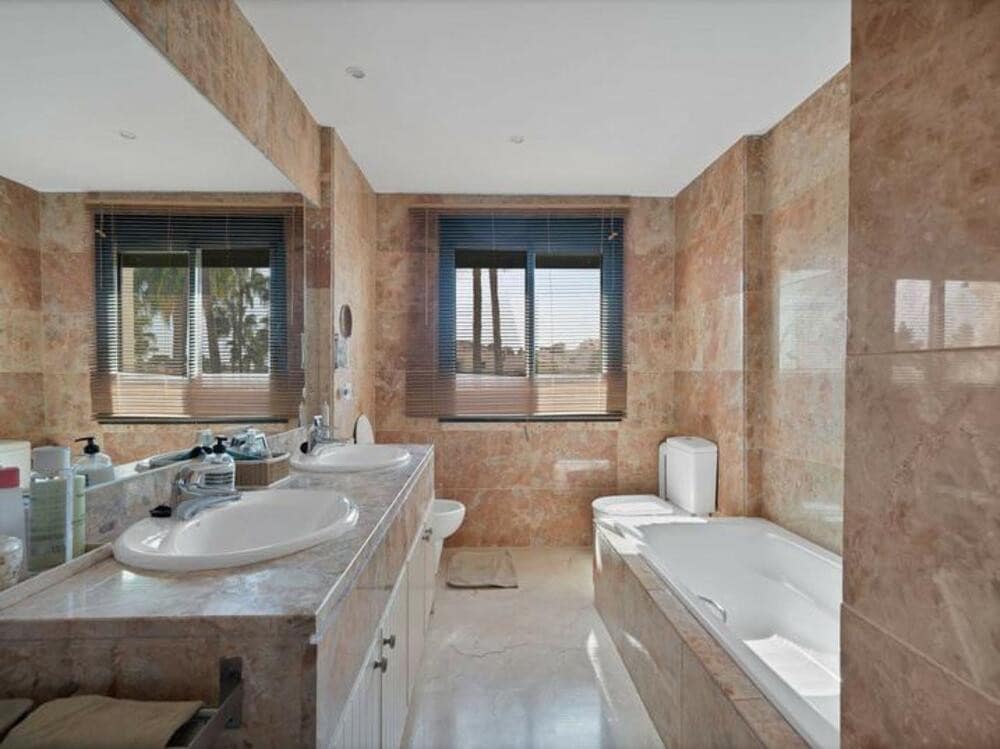 3 quarto Casa em Banda para venda em Estepona com piscina garagem - 699 000 € (Ref: 9361772)