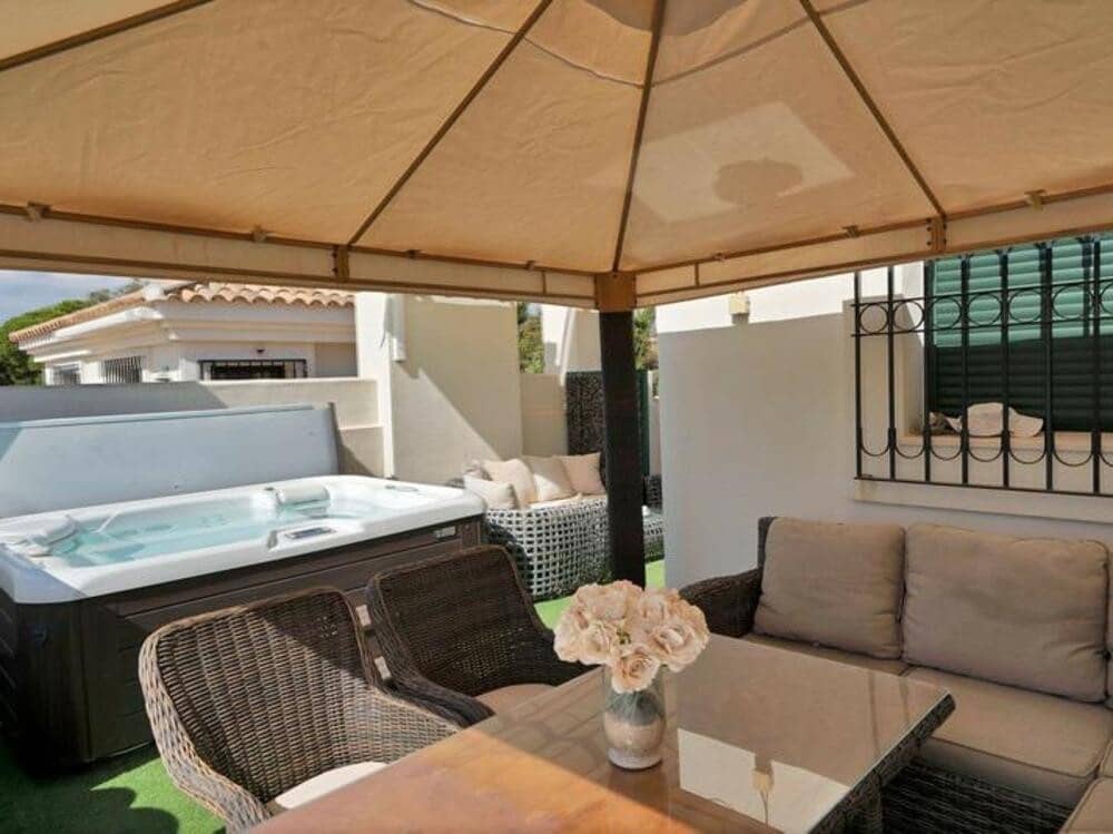3 quarto Casa em Banda para venda em Estepona com piscina garagem - 699 000 € (Ref: 9361772)