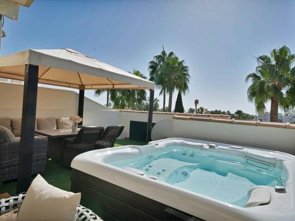 3 quarto Casa em Banda para venda em Estepona com piscina garagem - 699 000 € (Ref: 9361772)